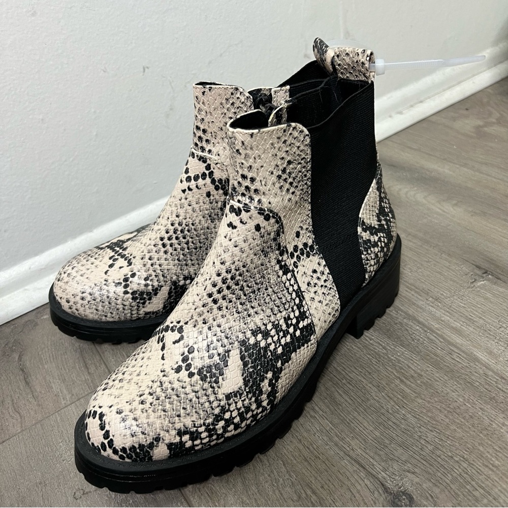 Universal Thread Snakeskin Boots with Lug Sole Sz 7.5